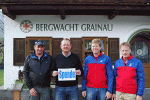 Auf dem Bild von links nach rechts:  Robert Grasegger, Christian Andrä (beide BfG), Willi Kraus und Christian Raßbichler (beide Bergwacht Grainau)